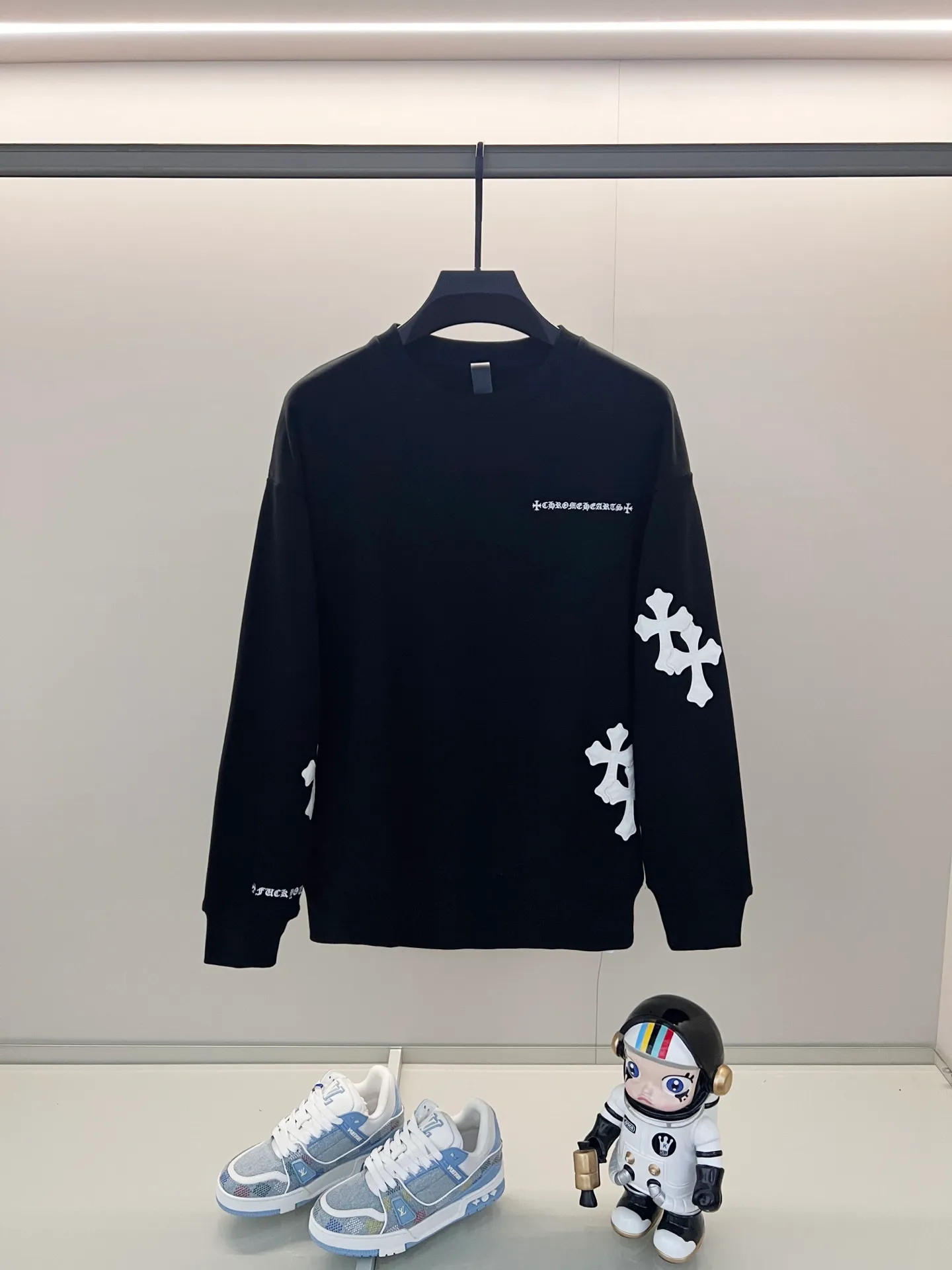 🅿️250 chrome hearts/Chrome Hearts 420g pure cotton round neck sweatshirt Sanskrit embroidery🪡 Letter LOGO logo leather label✝️Cross craft Official synchronization 1:1 original mold opening Fashion personality Versatile trend Pure original quality Original washed fabric Tag Collar label Washed wheat Three complete labels Color: Black. White. Size: XS-L